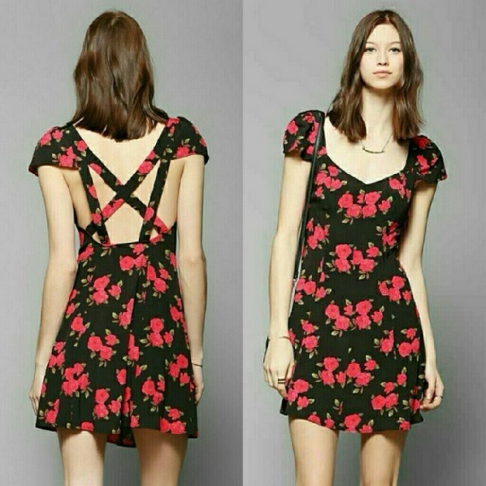 NWT Urban Outfitters Kimchi Blue Cross Back Floral Mini Twee Dress Size 6 - Picture 1 of 7